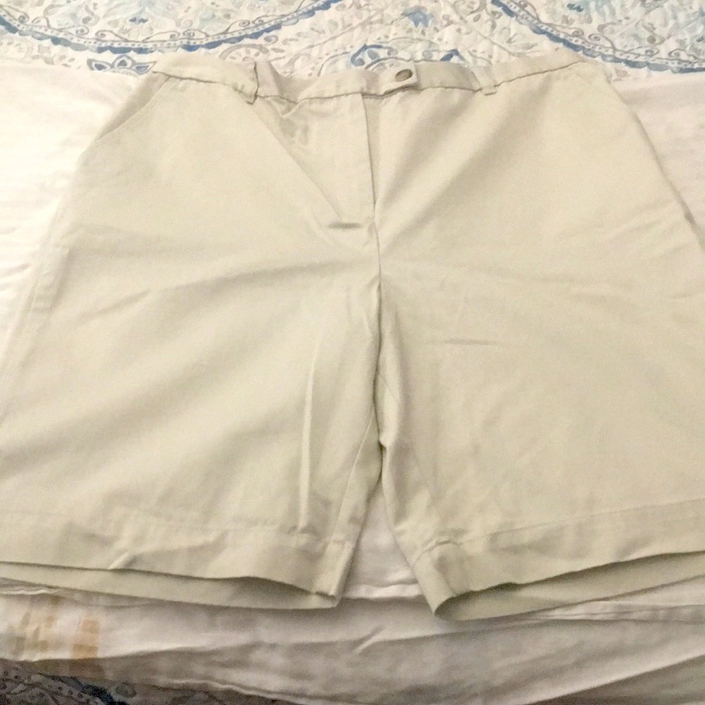 Landsend womens light tan Bermuda shorts very nice sz 18 dressy or casual
